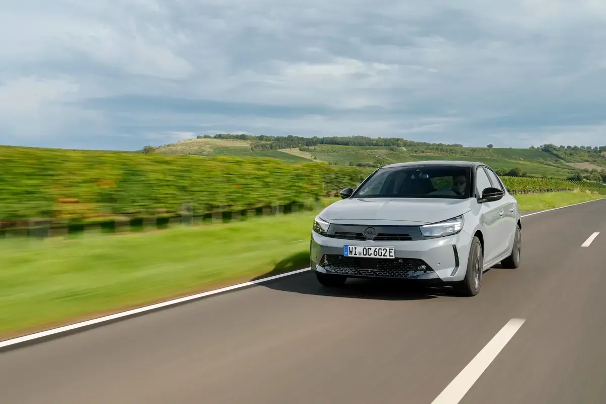 Elettronauti - Opel Corsa Electric 54kWh - Grigio - Esterno - Vista anteriore a tre quarti