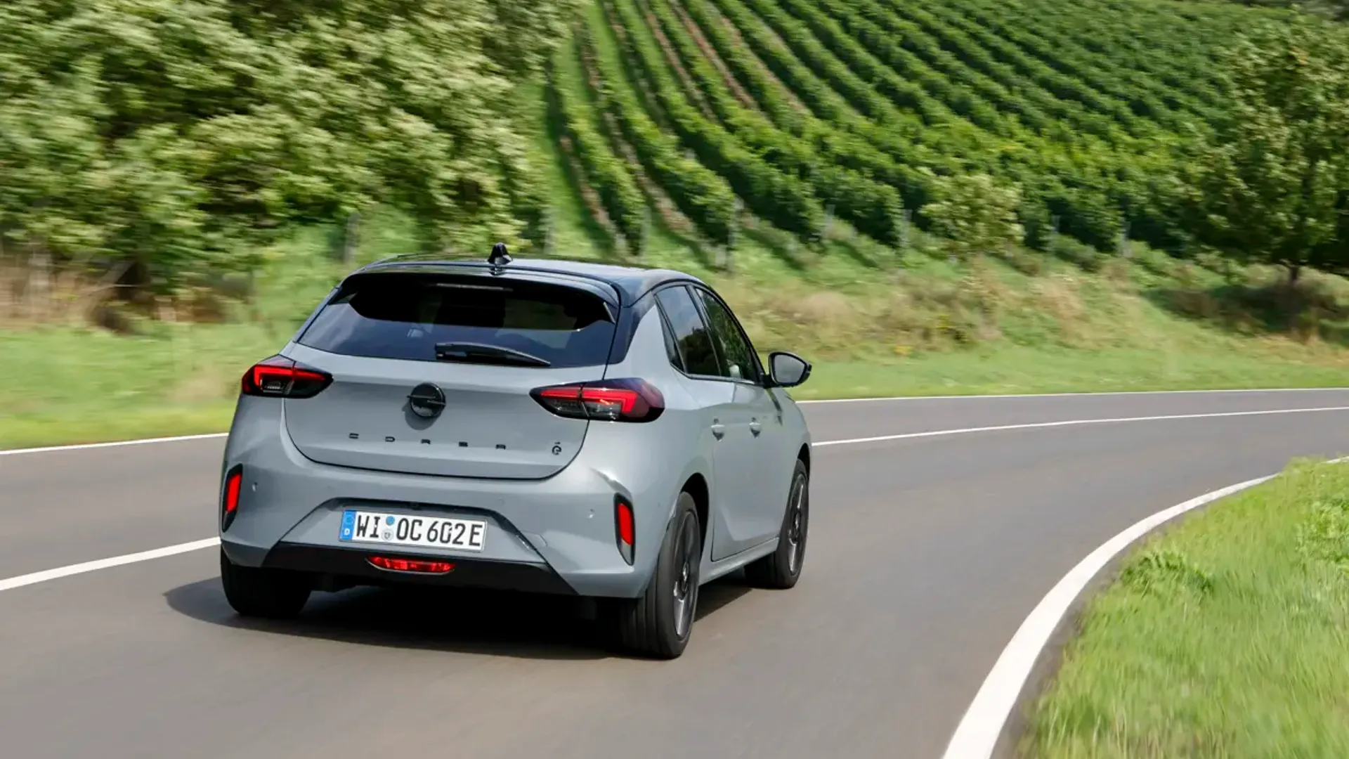 Elettronauti - Opel Corsa Electric 54kWh - Grigio - Esterno - Vista anteriore a tre quarti