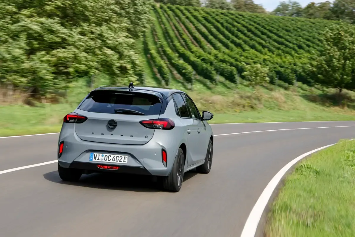 Elettronauti - Opel Corsa Electric 54kWh - Grigio - Esterno - Vista anteriore a tre quarti