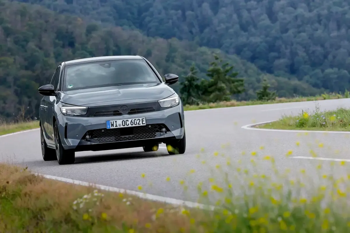 Elettronauti - Opel Corsa Electric 54kWh - Grigio - Esterno - Vista anteriore a tre quarti