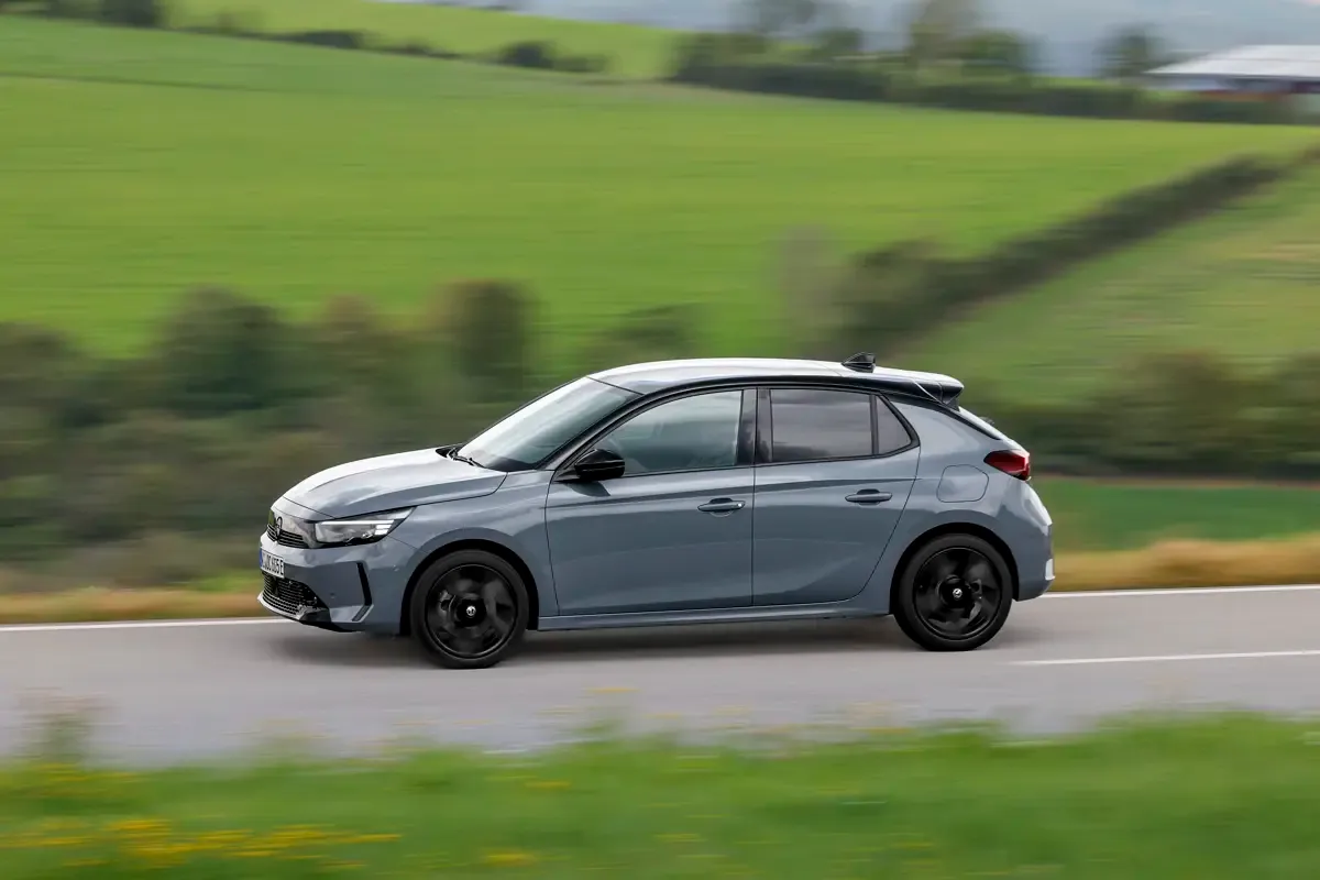 Elettronauti - Opel Corsa Electric 54kWh - Grigio - Esterno - Vista anteriore a tre quarti