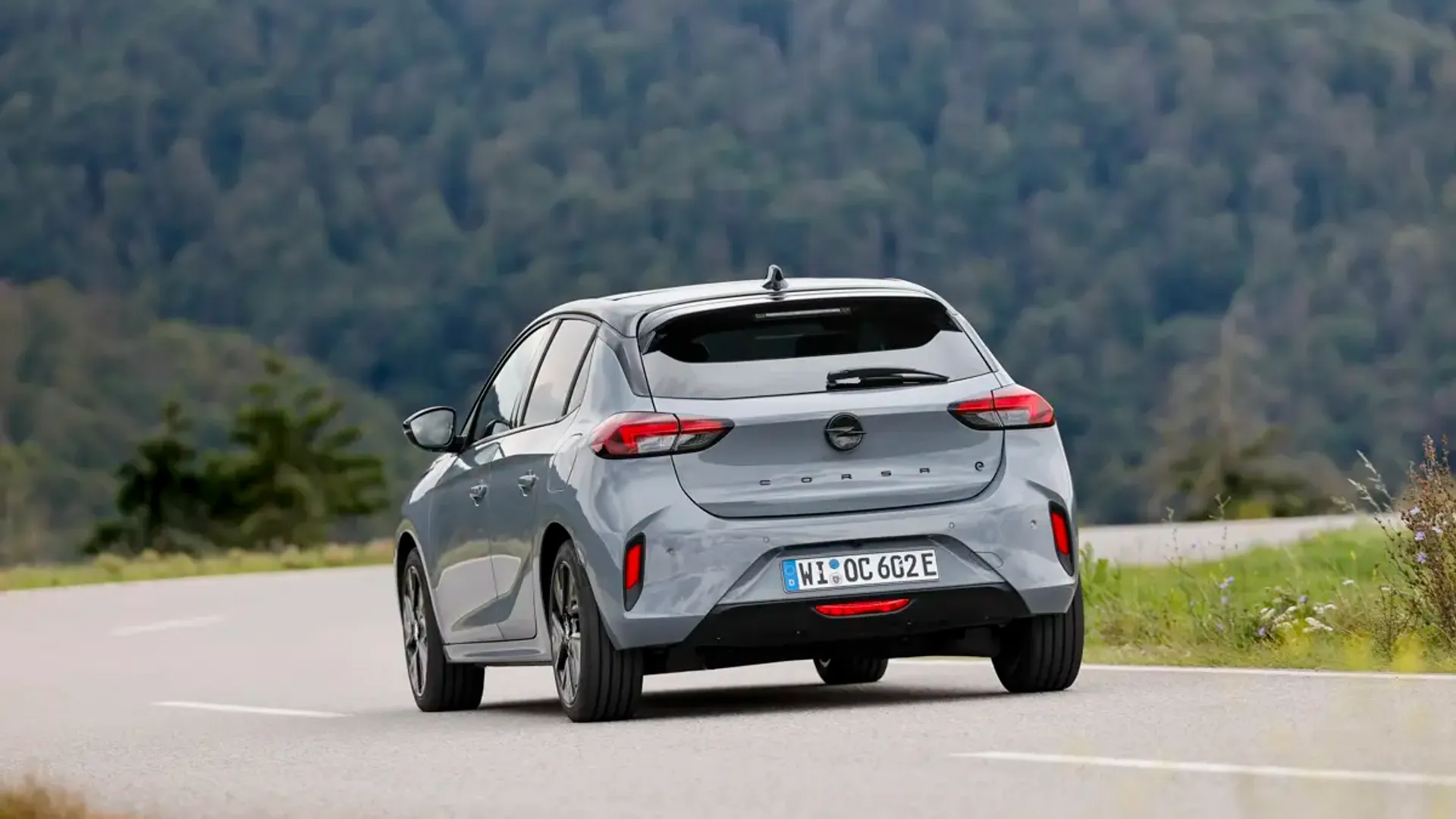 Elettronauti - Opel Corsa Electric 54kWh - Grigio - Esterno - Vista anteriore a tre quarti