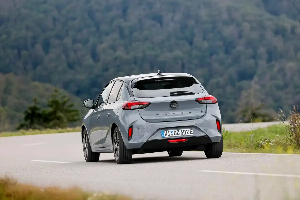 Elettronauti - Opel Corsa Electric 54kWh - Grigio - Esterno - Vista anteriore a tre quarti