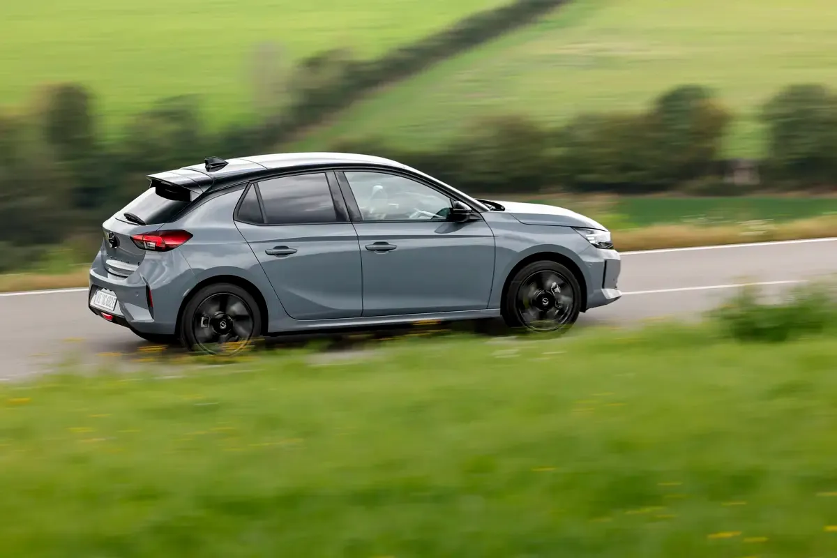 Elettronauti - Opel Corsa Electric 54kWh - Grigio - Esterno - Vista anteriore a tre quarti