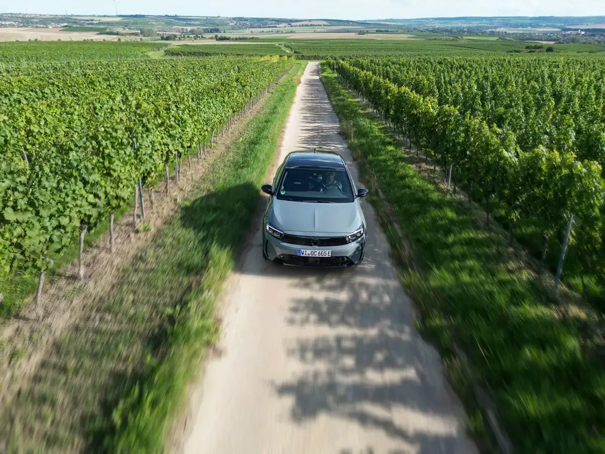 Elettronauti - Opel Corsa Electric 54kWh - Grigio - Esterno - Vista anteriore a tre quarti