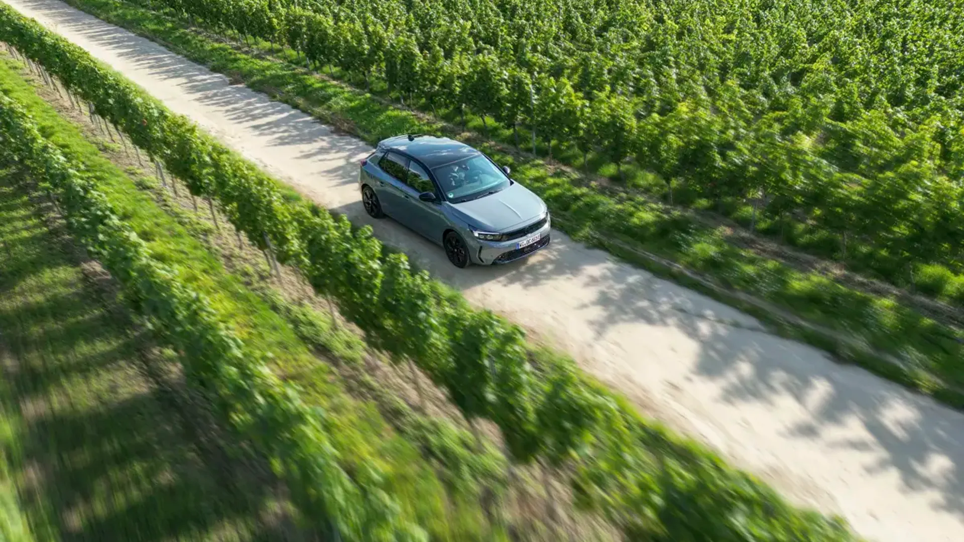 Elettronauti - Opel Corsa Electric 54kWh - Grigio - Esterno - Vista anteriore a tre quarti