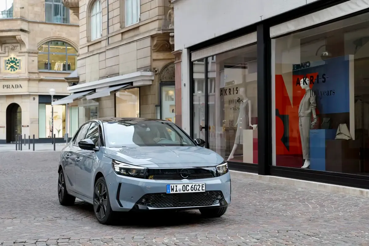 Elettronauti - Opel Corsa Electric 54kWh - Grigio - Esterno - Vista anteriore a tre quarti
