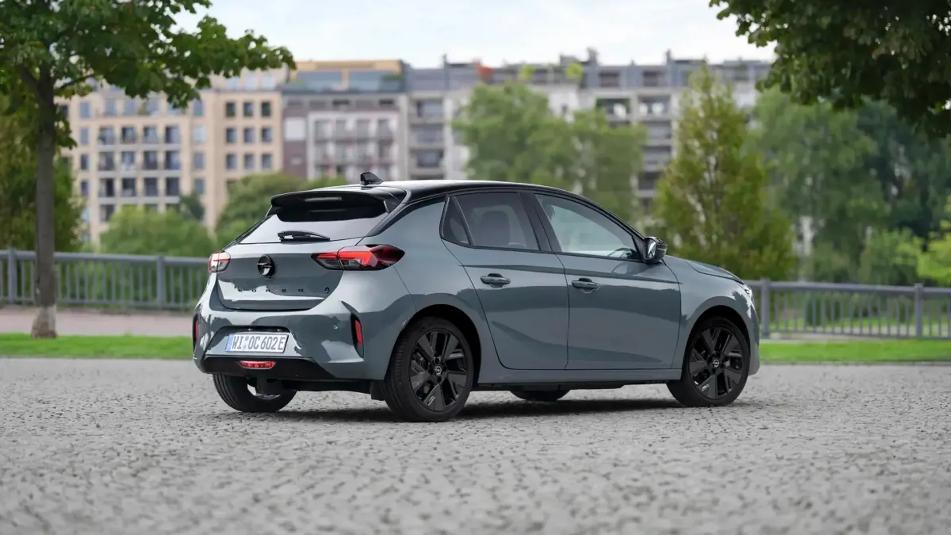 Elettronauti - Opel Corsa Electric 54kWh - Grigio - Esterno - Vista anteriore a tre quarti