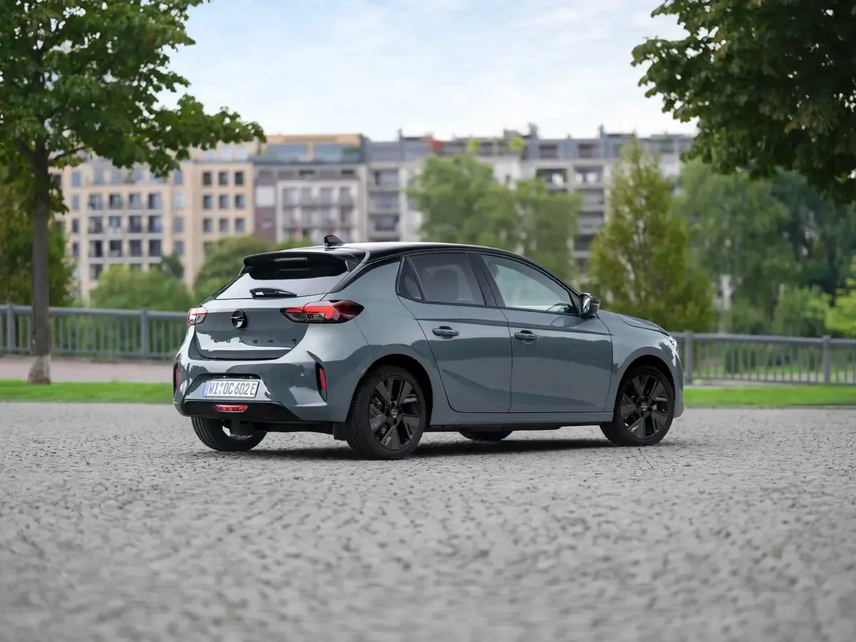 Elettronauti - Opel Corsa Electric 54kWh - Grigio - Esterno - Vista anteriore a tre quarti