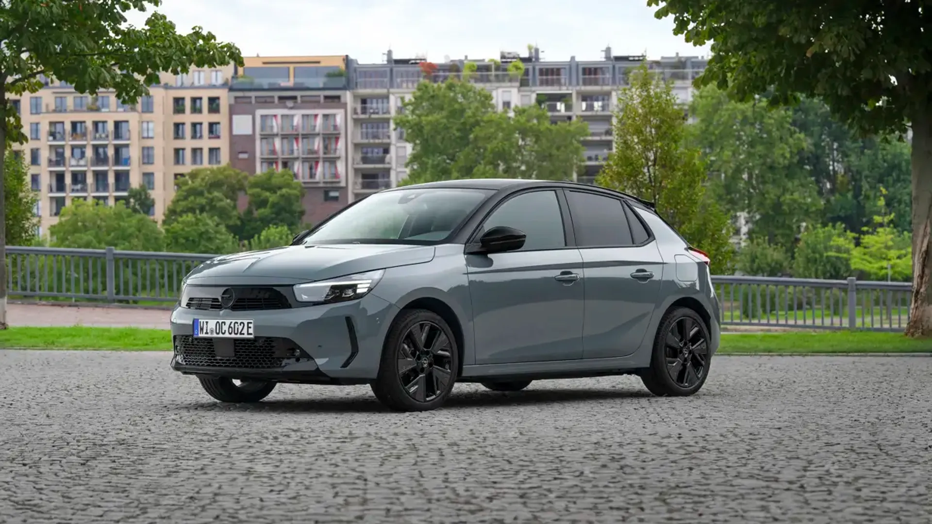 Elettronauti - Opel Corsa Electric 54kWh - Grigio - Esterno - Vista anteriore a tre quarti