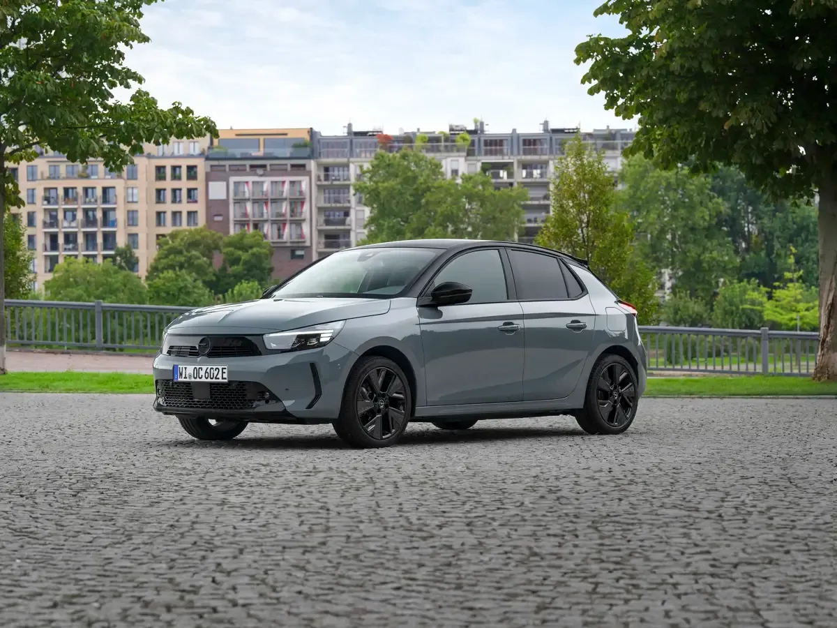 Elettronauti - Opel Corsa Electric 54kWh - Grigio - Esterno - Vista anteriore a tre quarti