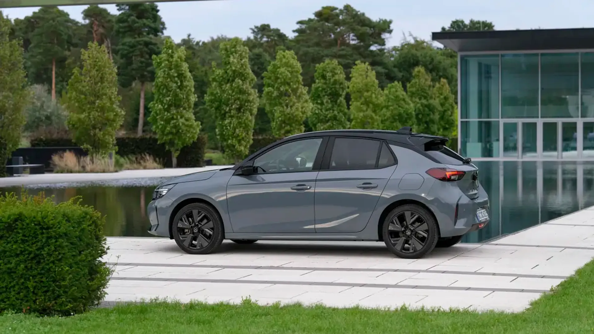Elettronauti - Opel Corsa Electric 54kWh - Grigio - Esterno - Vista anteriore a tre quarti