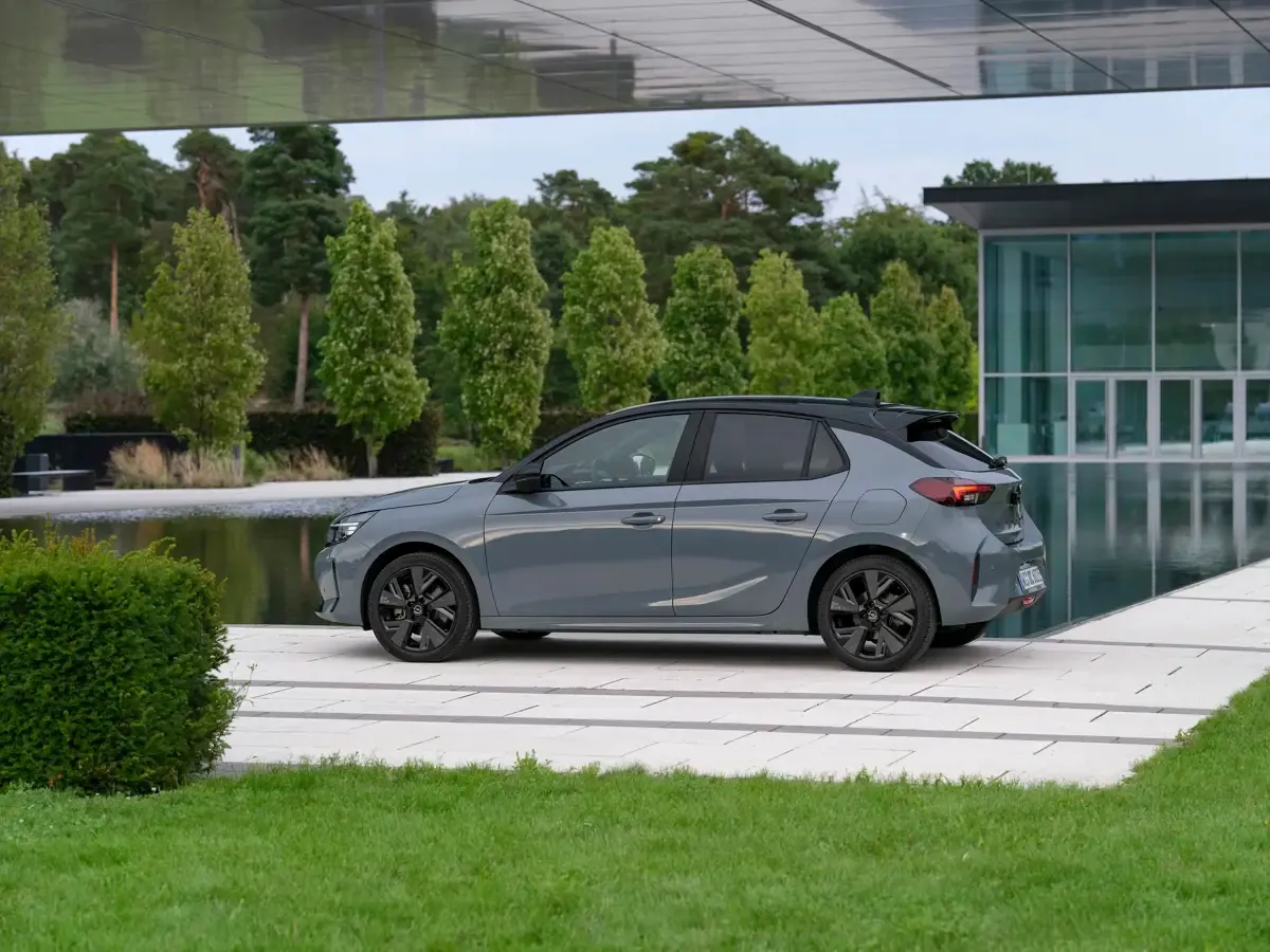 Elettronauti - Opel Corsa Electric 54kWh - Grigio - Esterno - Vista anteriore a tre quarti