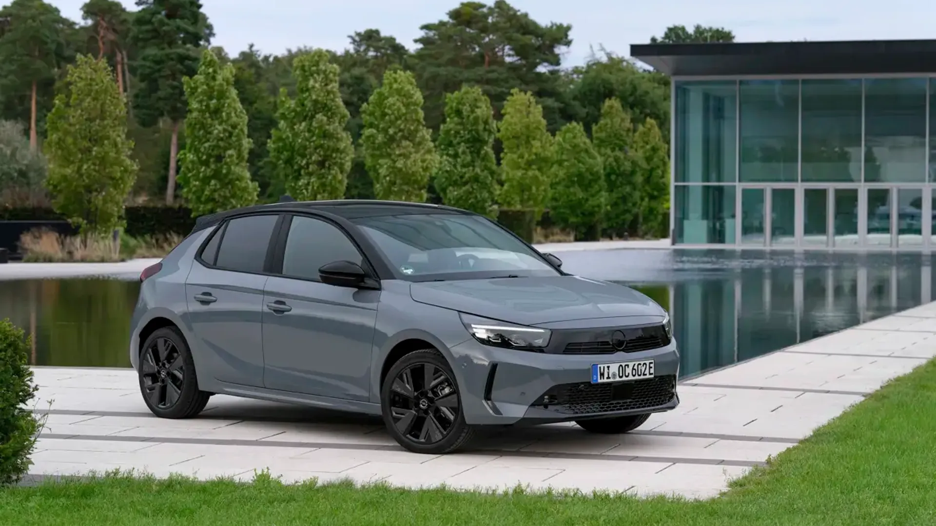 Elettronauti - Opel Corsa Electric 54kWh - Grigio - Esterno - Vista anteriore a tre quarti