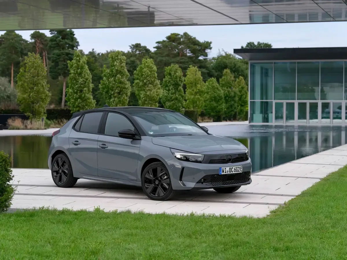 Elettronauti - Opel Corsa Electric 54kWh - Grigio - Esterno - Vista anteriore a tre quarti