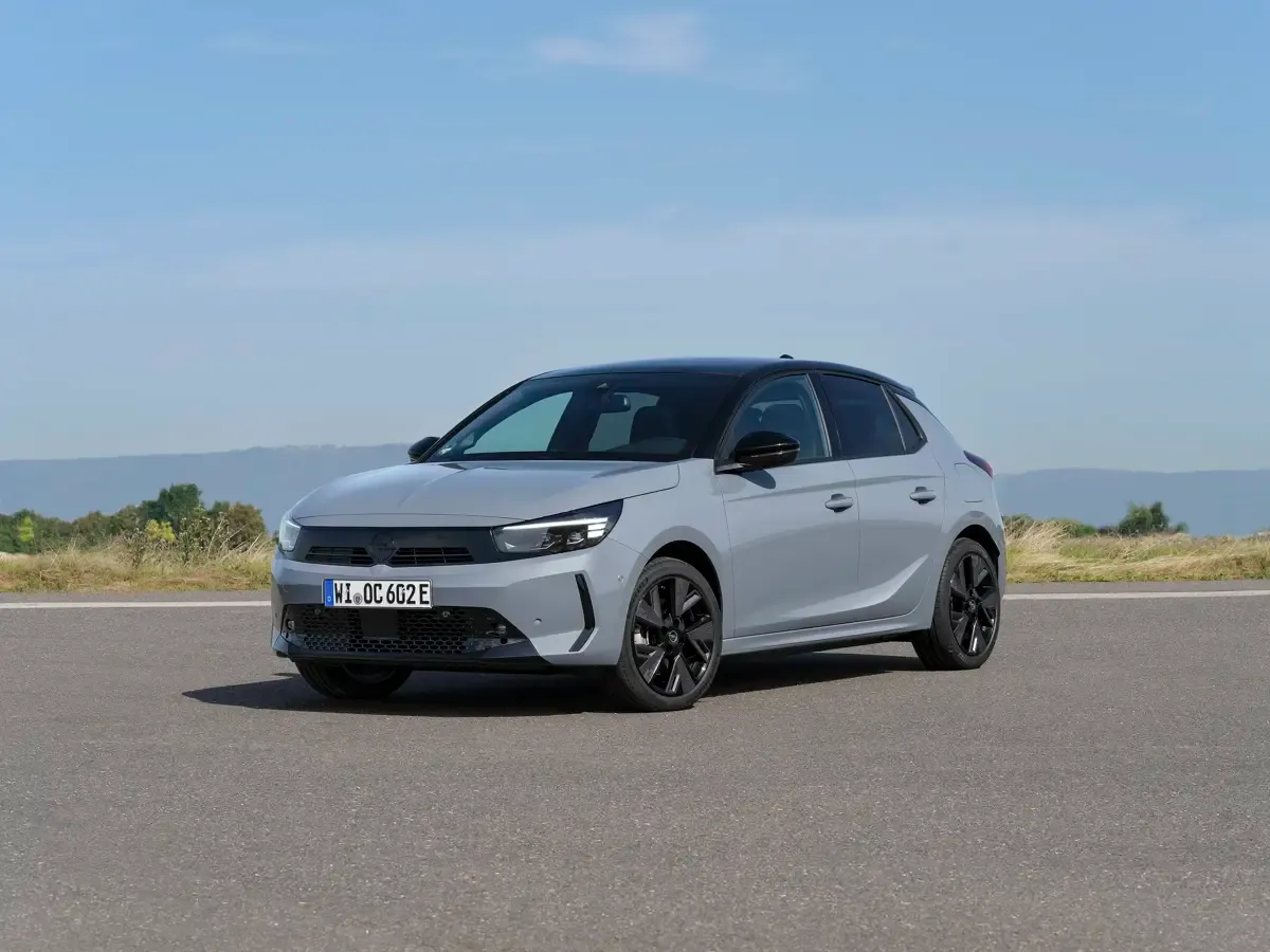 Elettronauti - Opel Corsa Electric 54kWh - Grigio - Esterno - Vista anteriore a tre quarti