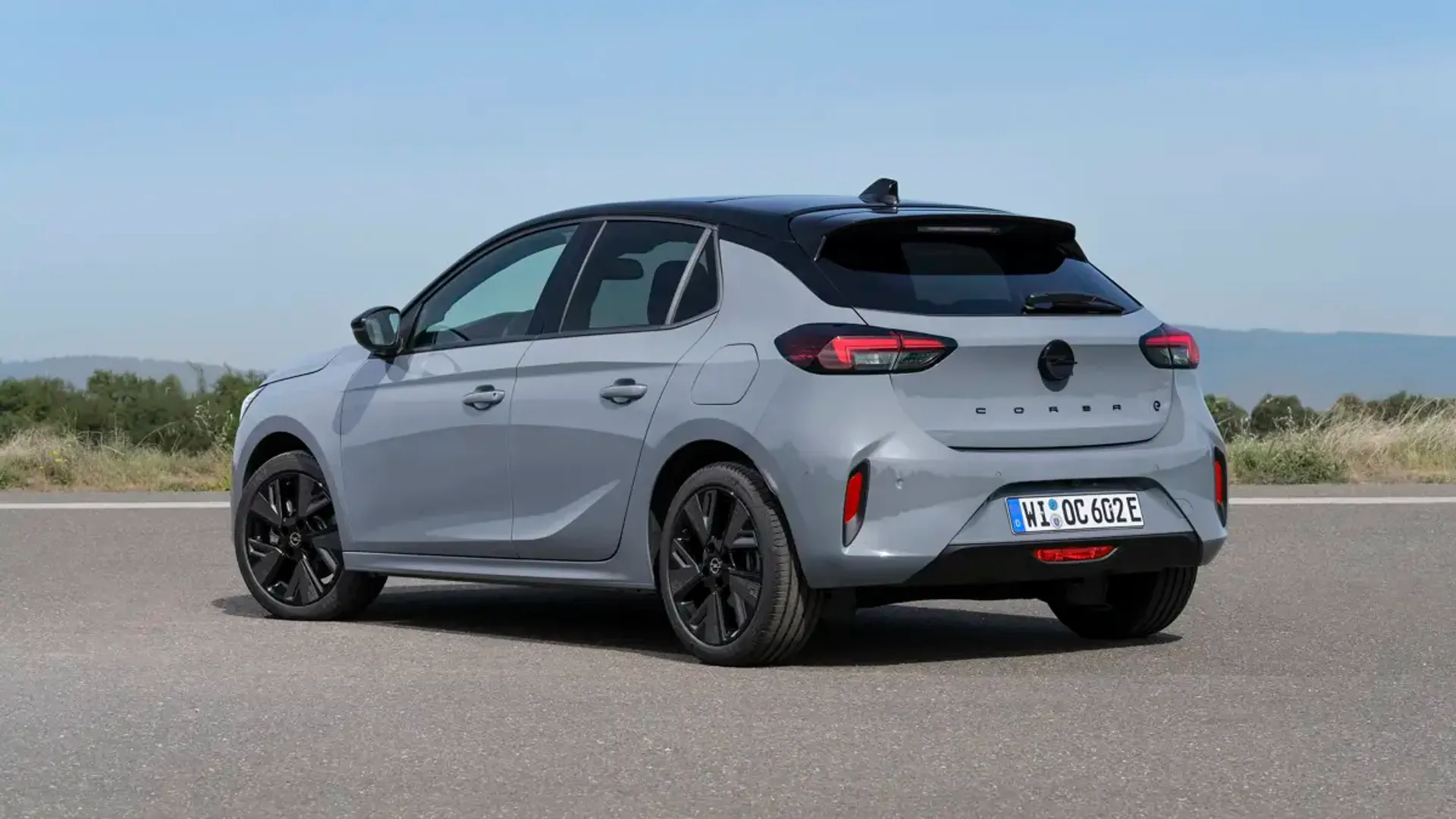 Elettronauti - Opel Corsa Electric 54kWh - Grigio - Esterno - Vista anteriore a tre quarti
