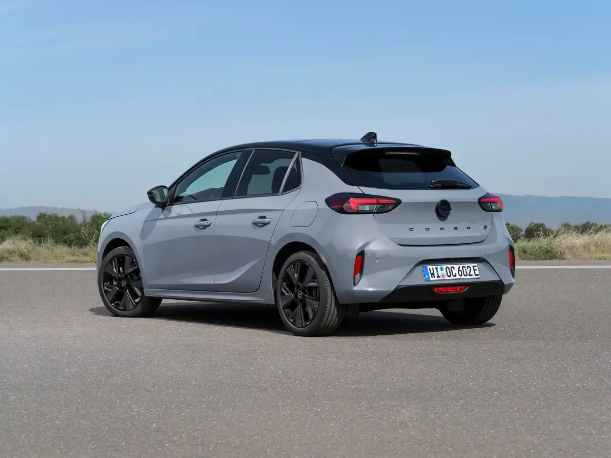 Elettronauti - Opel Corsa Electric 54kWh - Grigio - Esterno - Vista anteriore a tre quarti