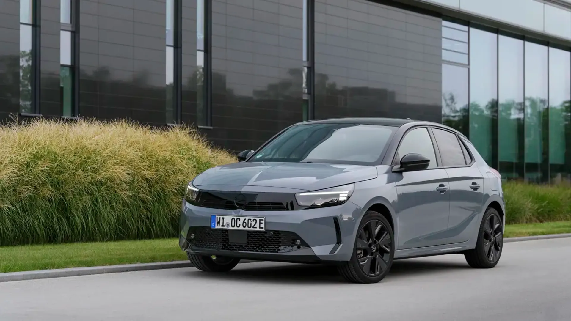 Elettronauti - Opel Corsa Electric 54kWh - Rosso - Esterno - Vista anteriore a tre quarti
