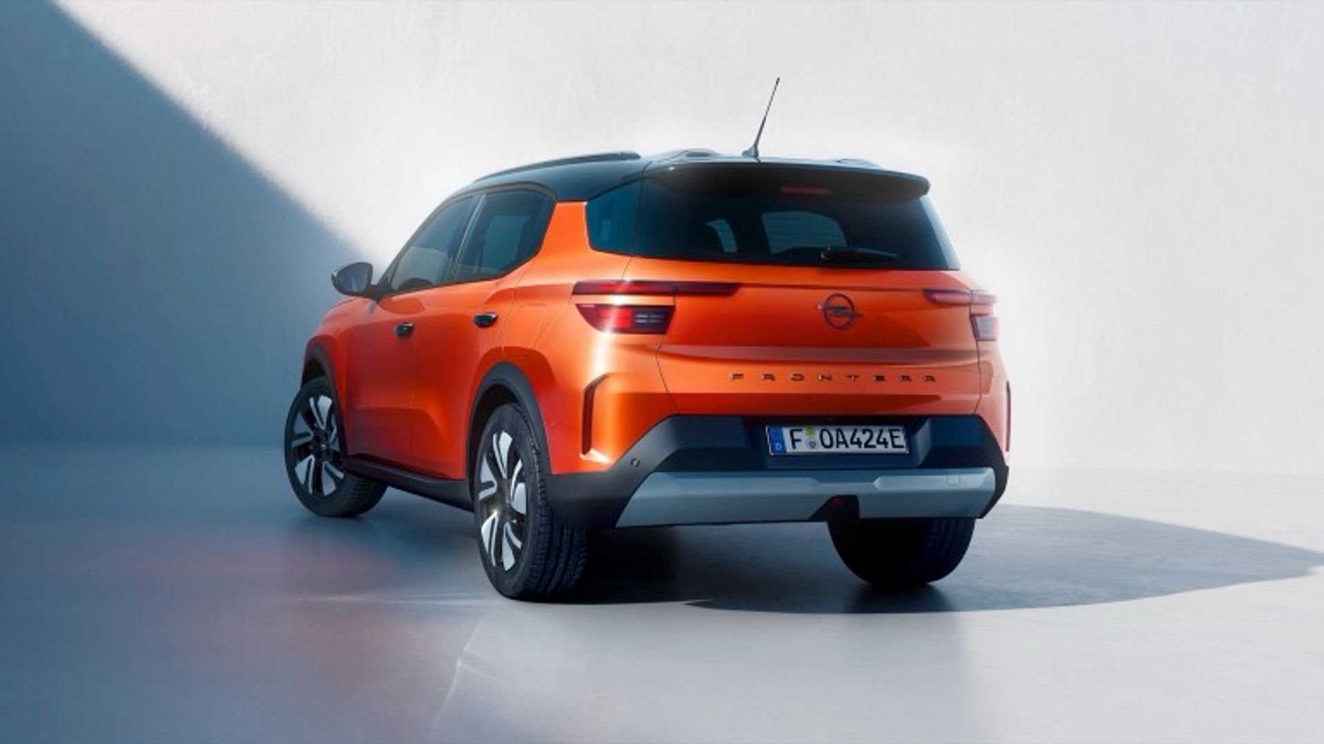 Elettronauti - Opel Frontera Electric 44 kWh - Blu - Esterno - Vista anteriore a tre quarti