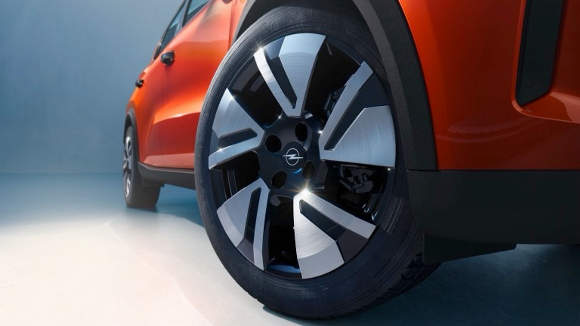 Elettronauti - Opel Frontera Electric 44 kWh - Arancione - Esterno - Vista anteriore a tre quarti