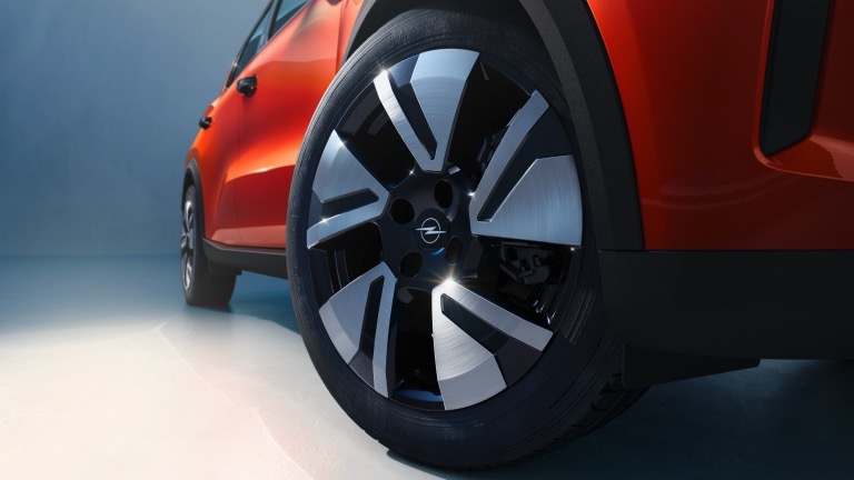 Elettronauti - Opel Frontera Electric 44 kWh - Arancione - Esterno - Vista anteriore a tre quarti