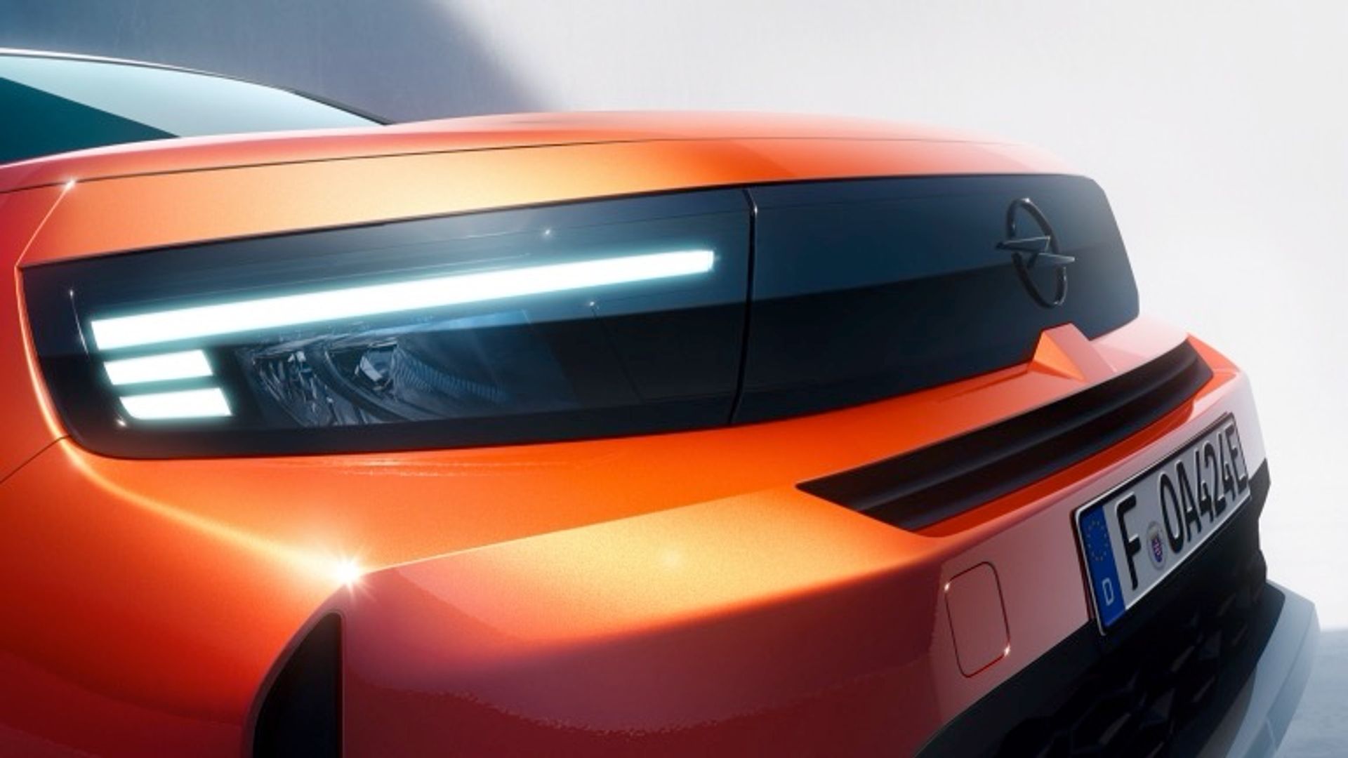 Elettronauti - Opel Frontera Electric 44 kWh - Grigio - Esterno - Vista posteriore a tre quarti
