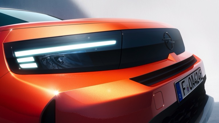 Elettronauti - Opel Frontera Electric 44 kWh - Grigio - Esterno - Vista posteriore a tre quarti