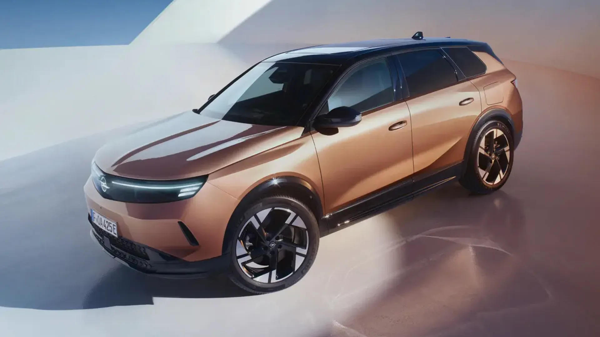 Elettronauti - Opel Grandland 73kWh AWD - Blu - Esterno - Vista anteriore a tre quarti