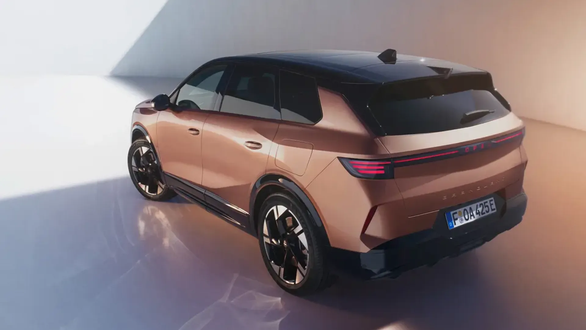 Elettronauti - Opel Grandland 73kWh AWD - Blu - Esterno - Vista anteriore a tre quarti