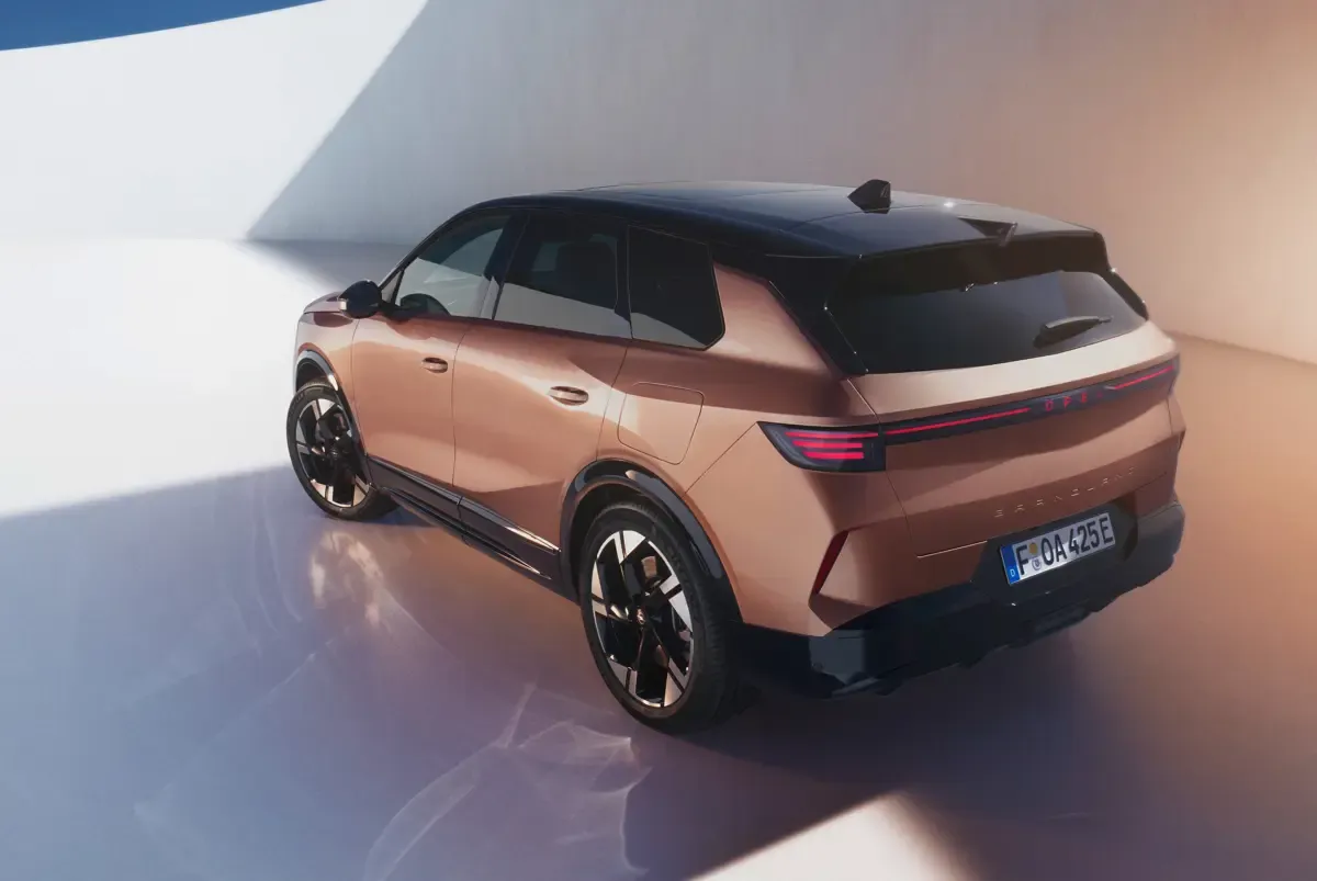 Elettronauti - Opel Grandland 73kWh AWD - Blu - Esterno - Vista anteriore a tre quarti