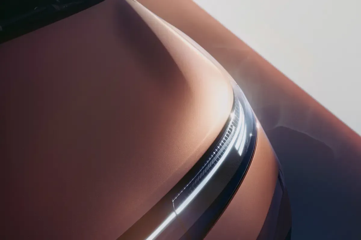 Elettronauti - Opel Grandland 73kWh AWD - Copper - Esterno - Vista anteriore a tre quarti