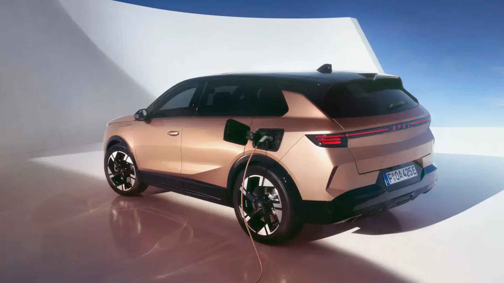 Elettronauti - Opel Grandland 73kWh AWD - Dark Green - Esterno - Vista anteriore a tre quarti