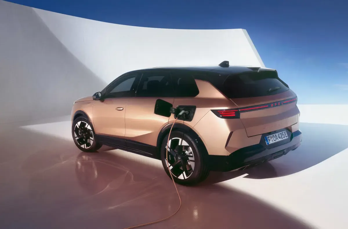 Elettronauti - Opel Grandland 73kWh AWD - Dark Green - Esterno - Vista anteriore a tre quarti