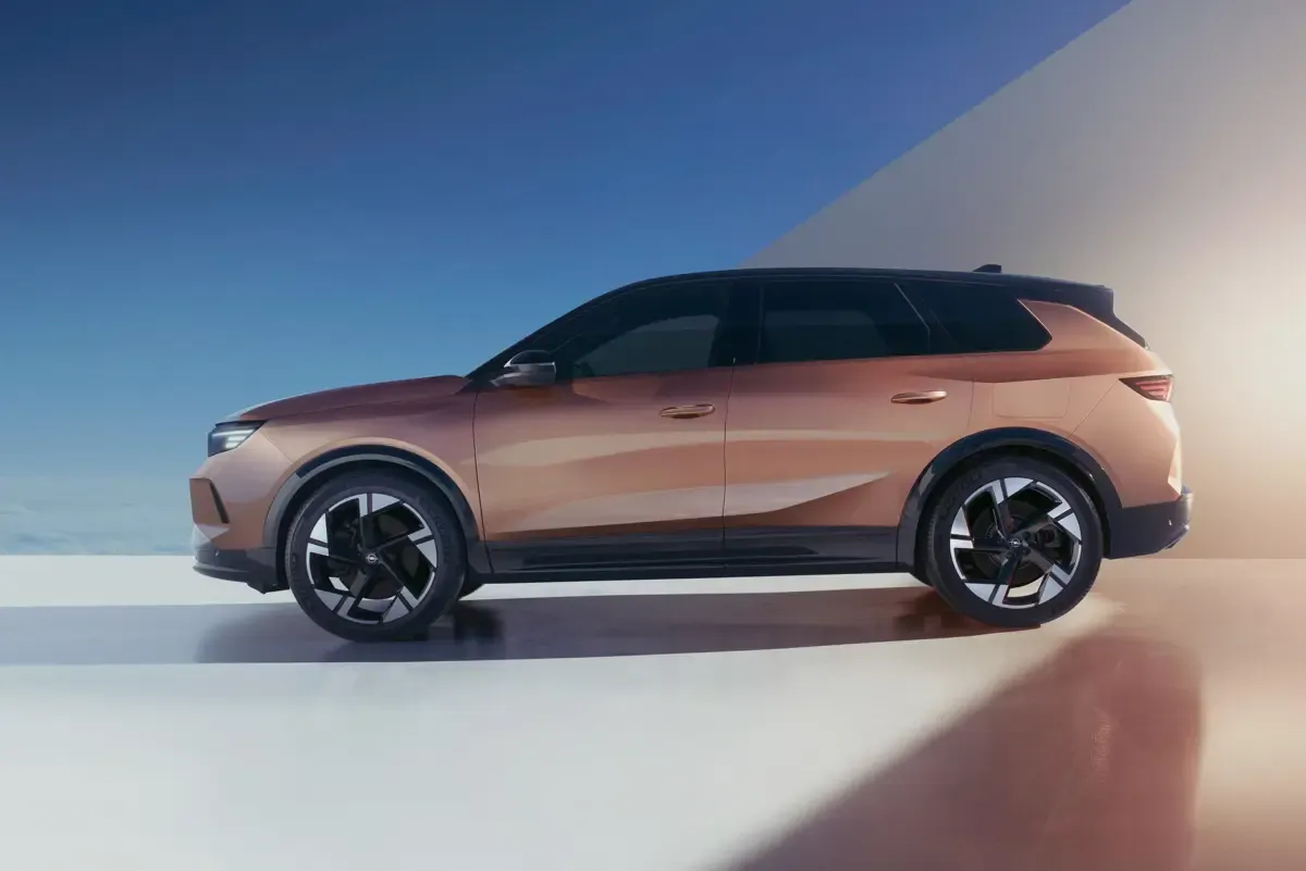 Elettronauti - Opel Grandland 73kWh AWD - Light Green - Esterno - Vista anteriore a tre quarti