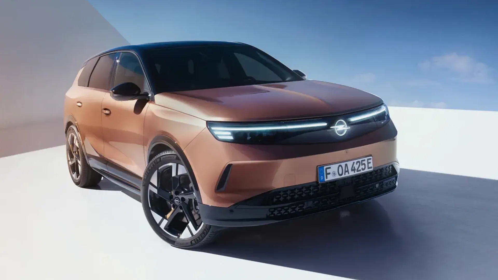 Elettronauti - Opel Grandland 73kWh AWD - Teal - Esterno - Vista anteriore a tre quarti