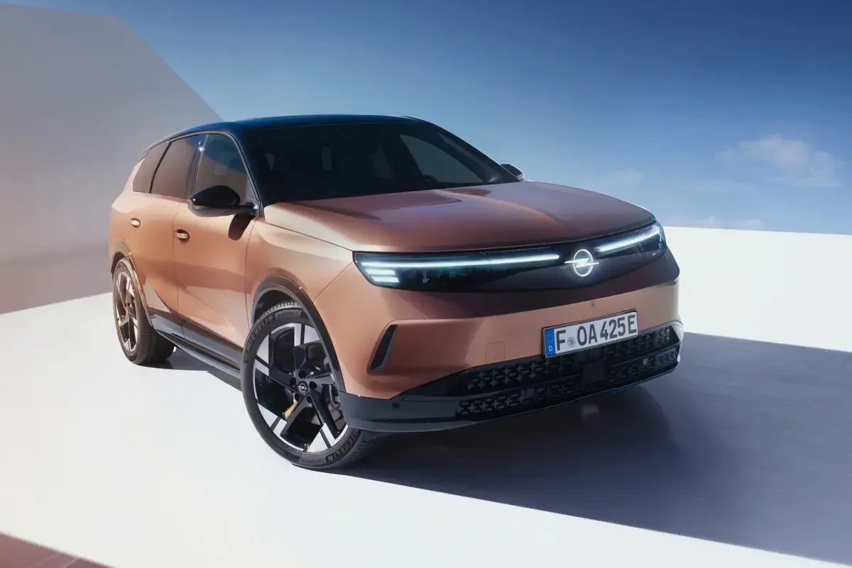 Elettronauti - Opel Grandland 73kWh AWD - Teal - Esterno - Vista anteriore a tre quarti