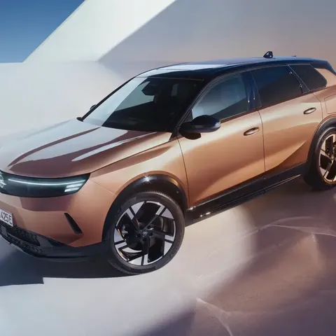 Elettronauti - Opel Grandland Electric 73 kWh FWD - Bronze - Esterno - Vista anteriore a tre quarti