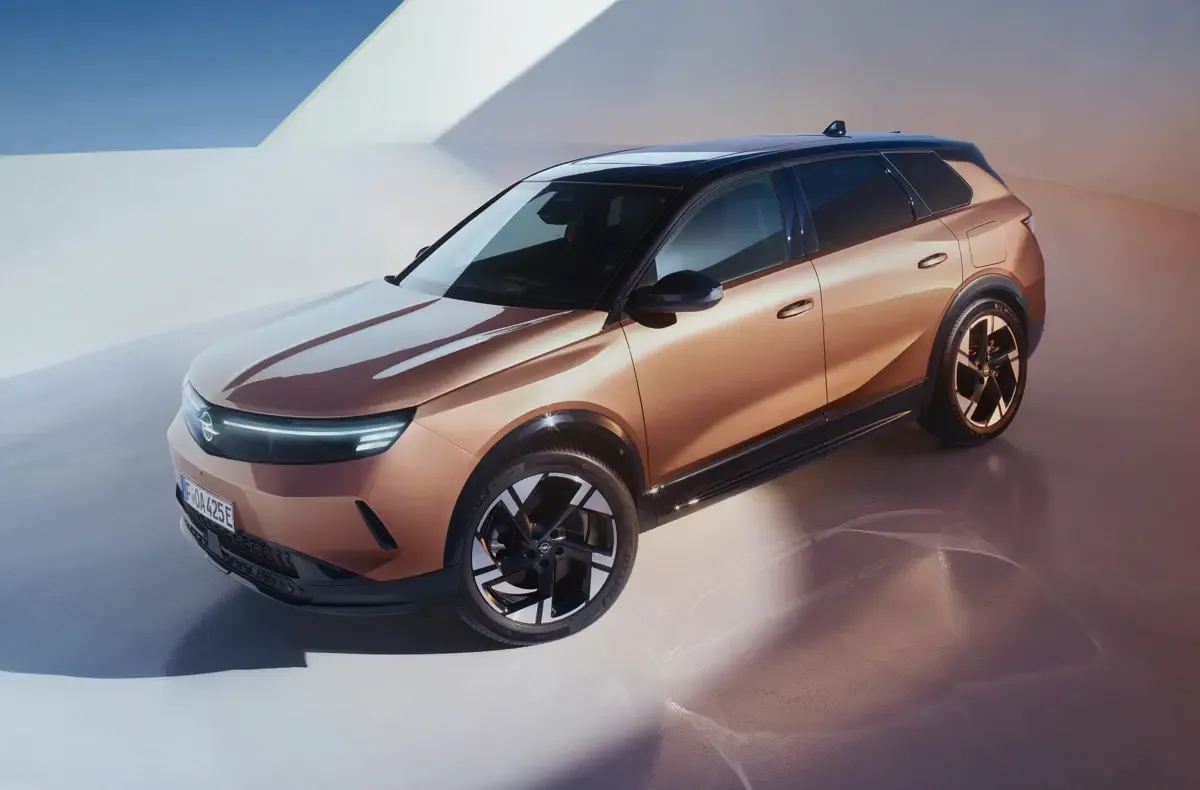 Elettronauti - Opel Grandland Electric 73 kWh FWD - Bronze - Esterno - Vista anteriore a tre quarti