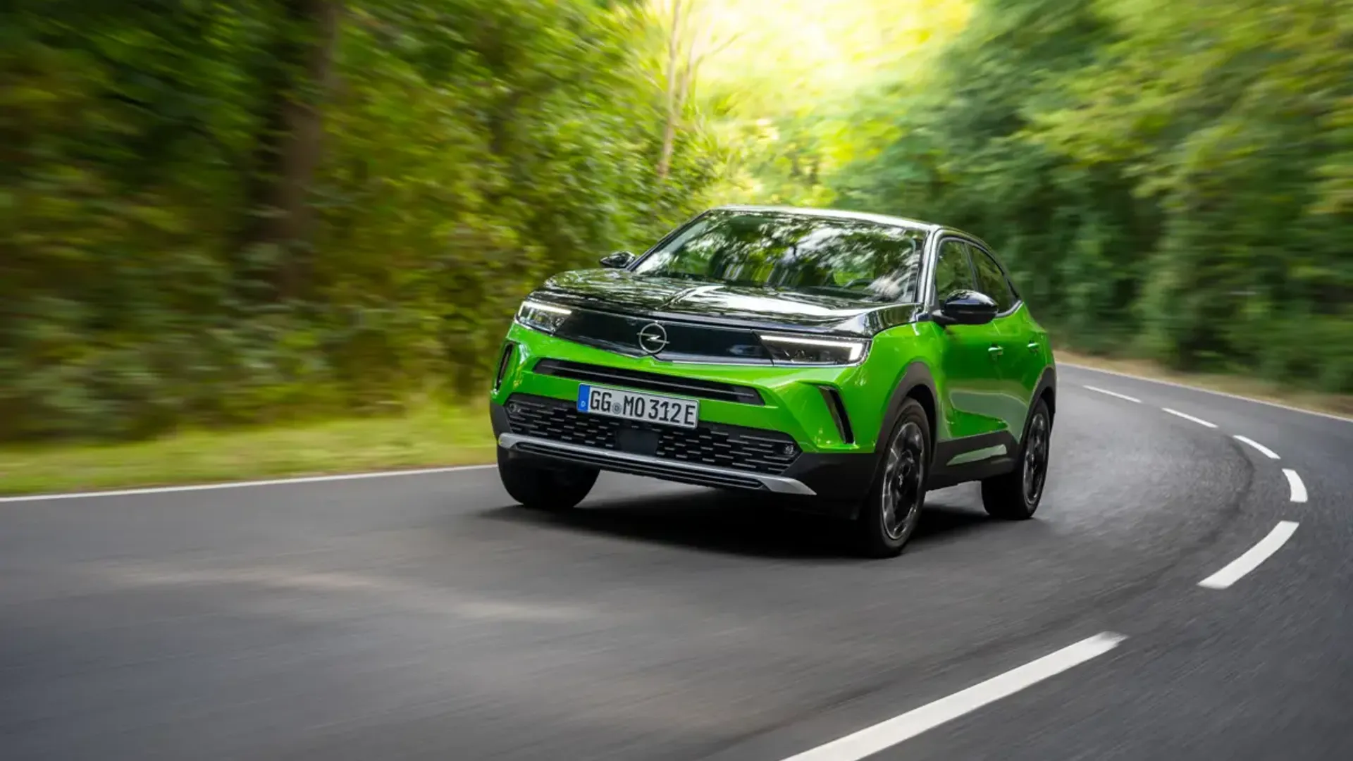 Elettronauti - Opel Mokka Electric - Dark Green - Esterno - Vista anteriore a tre quarti