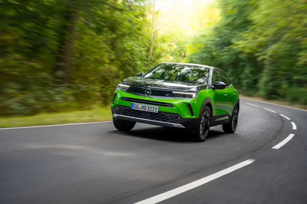 Elettronauti - Opel Mokka Electric - Dark Green - Esterno - Vista anteriore a tre quarti
