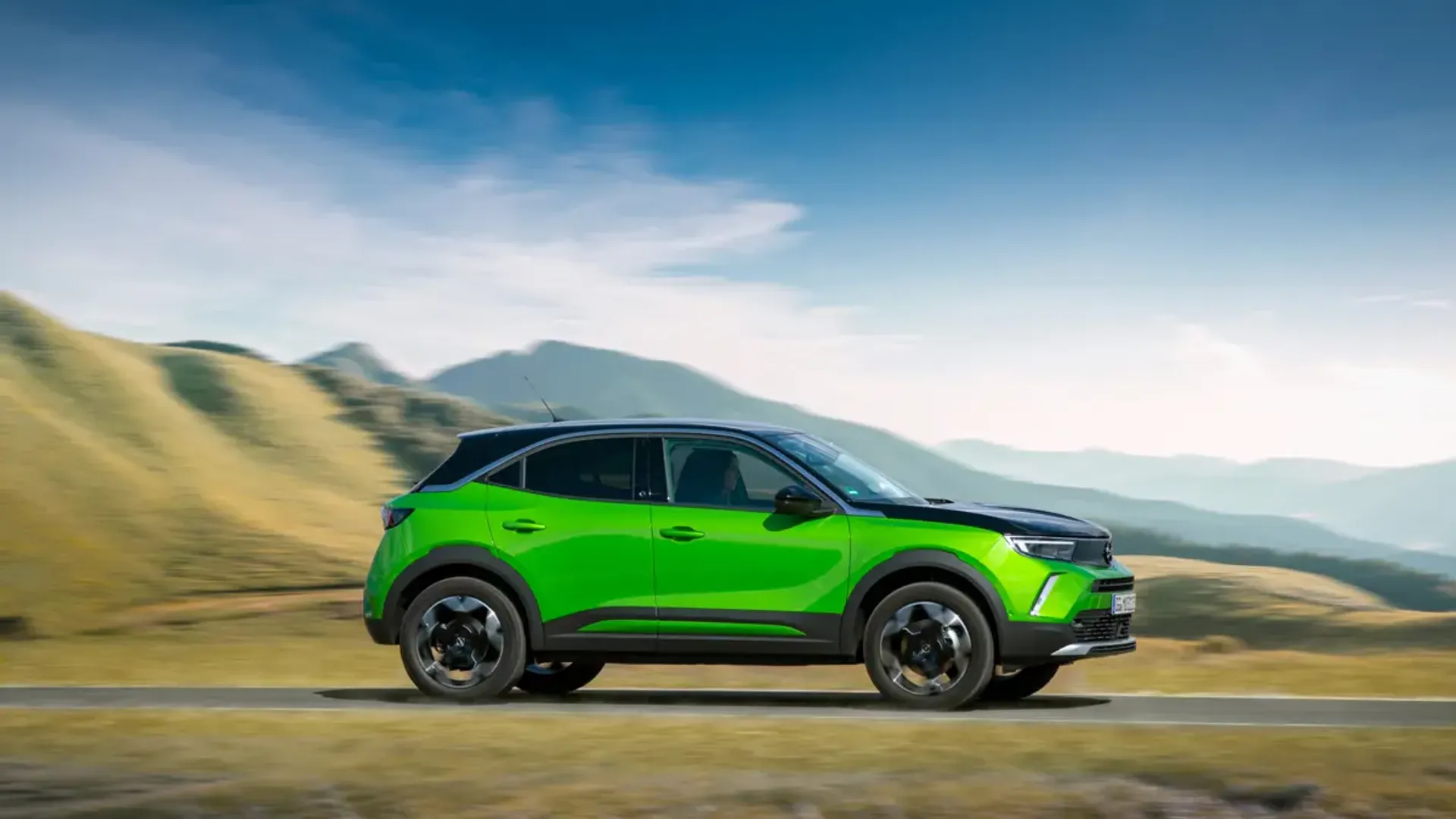 Elettronauti - Opel Mokka Electric - Verde - Esterno - Vista anteriore a tre quarti