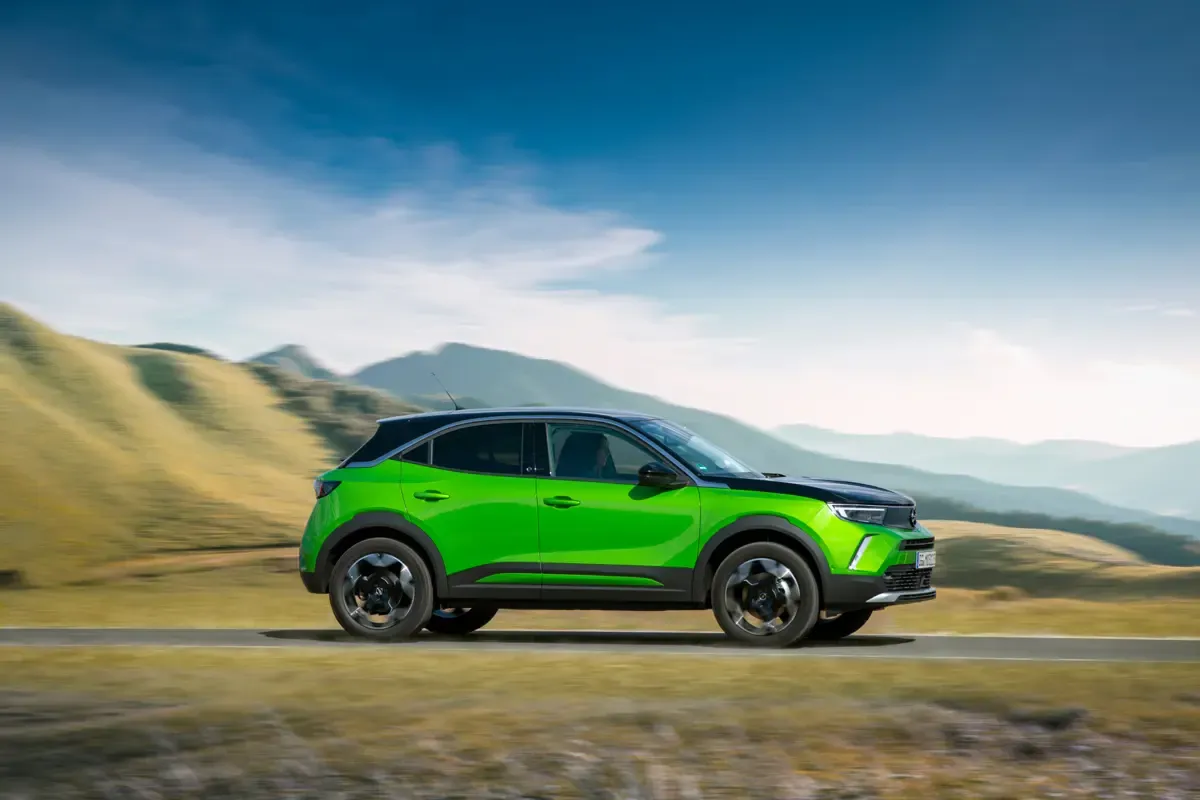 Elettronauti - Opel Mokka Electric - Verde - Esterno - Vista anteriore a tre quarti