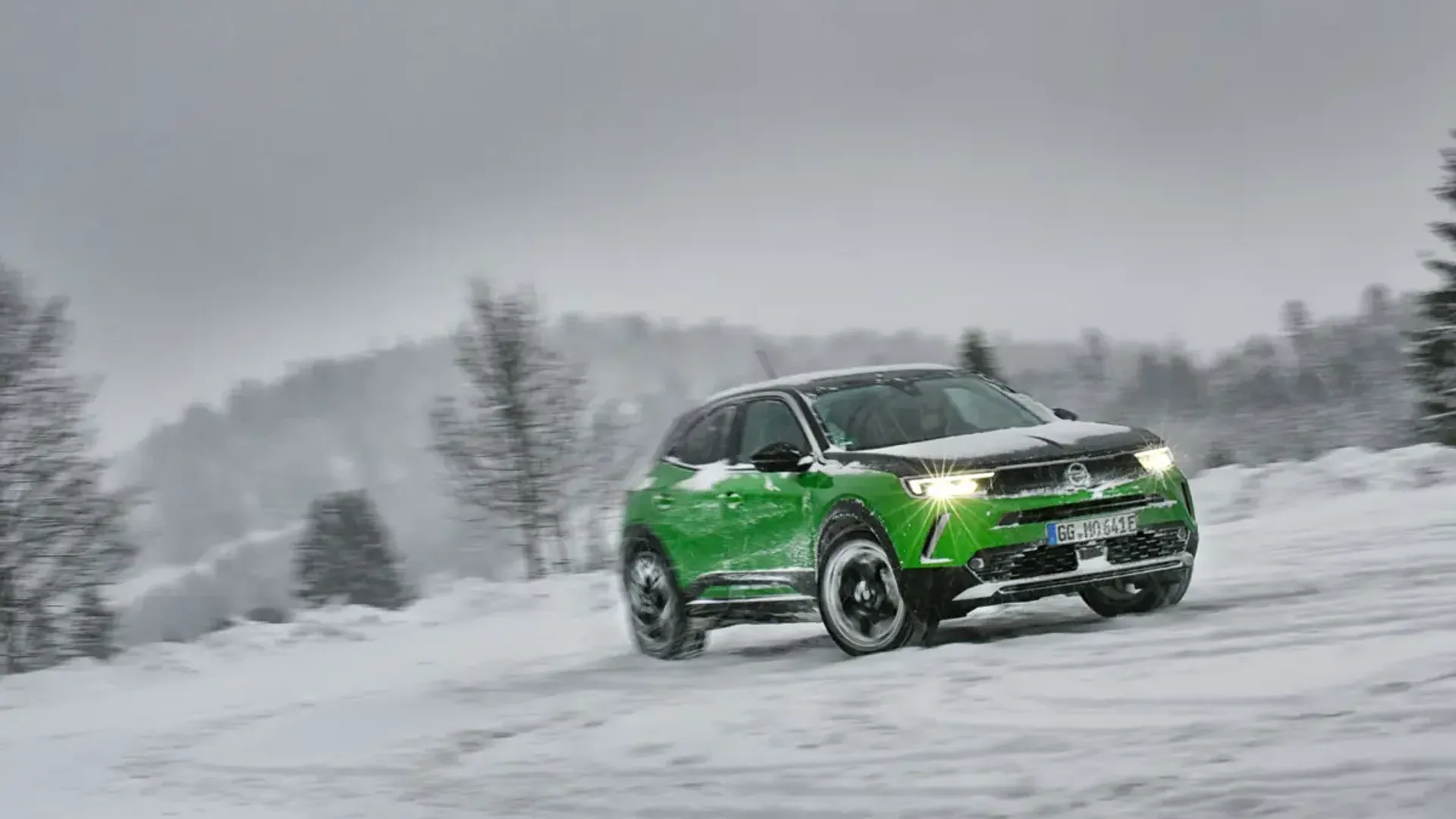 Elettronauti - Opel Mokka Electric - Verde - Esterno - Vista anteriore a tre quarti