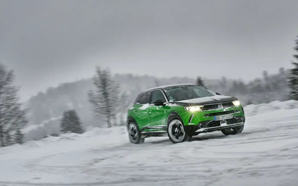 Elettronauti - Opel Mokka Electric - Verde - Esterno - Vista anteriore a tre quarti