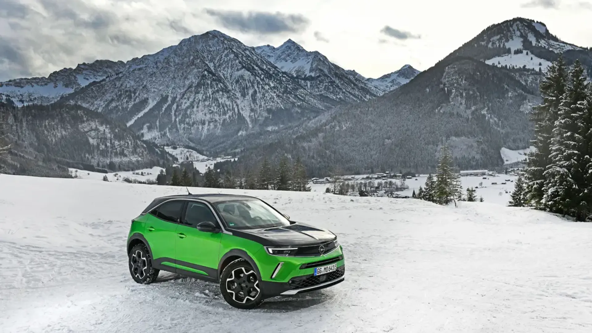 Elettronauti - Opel Mokka Electric - Verde - Esterno - Vista anteriore a tre quarti