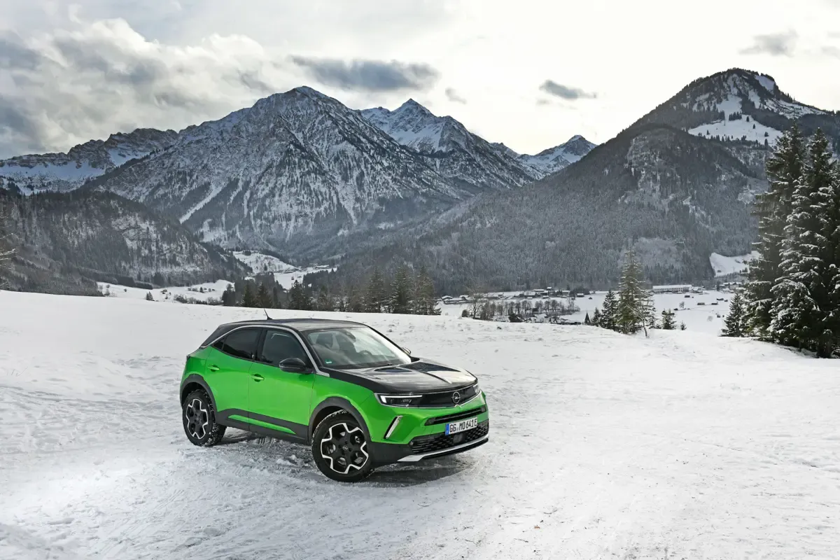 Elettronauti - Opel Mokka Electric - Verde - Esterno - Vista anteriore a tre quarti