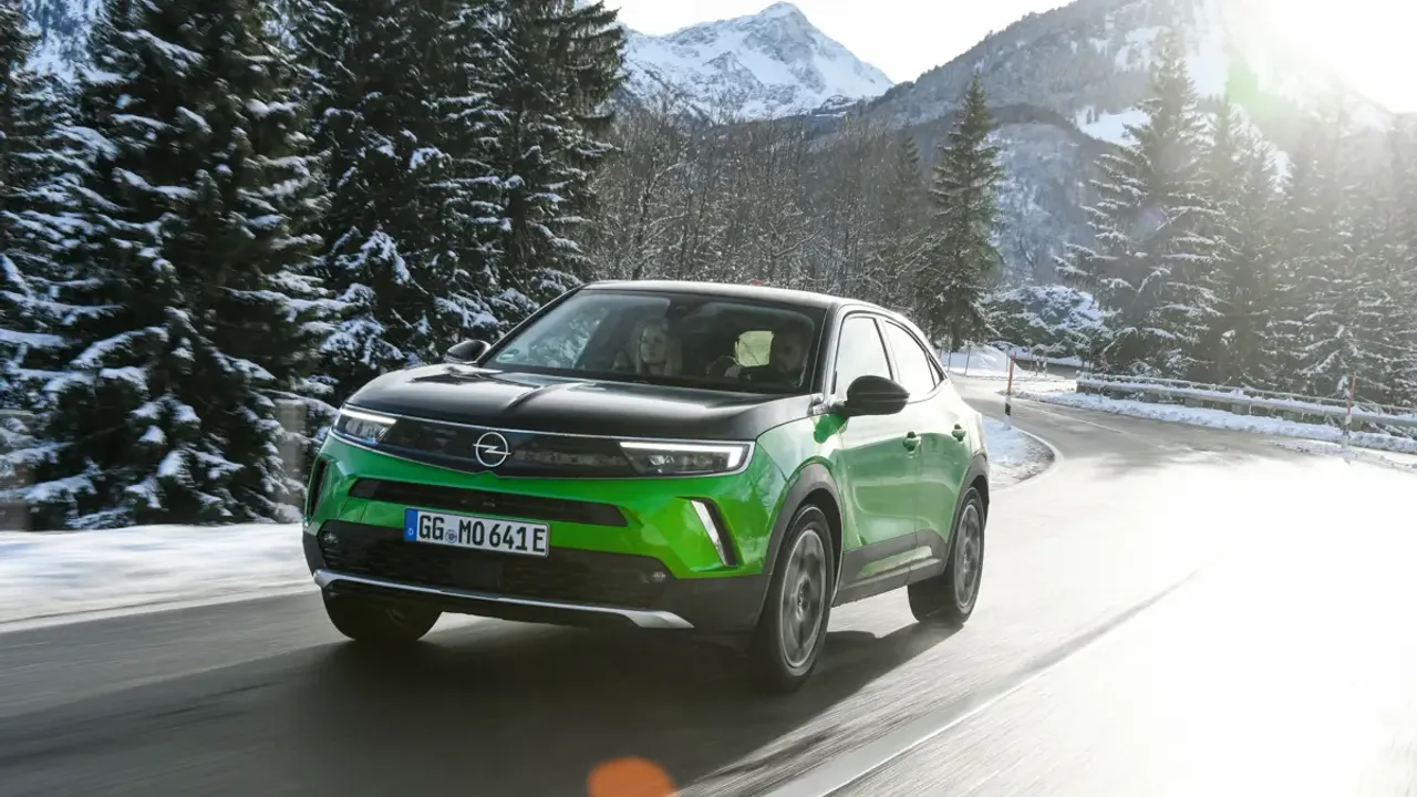 Elettronauti - Opel Mokka Electric - Verde - Esterno - Vista anteriore a tre quarti