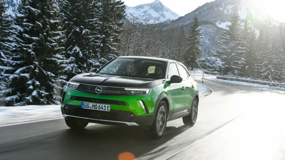 Elettronauti - Opel Mokka Electric - Verde - Esterno - Vista anteriore a tre quarti