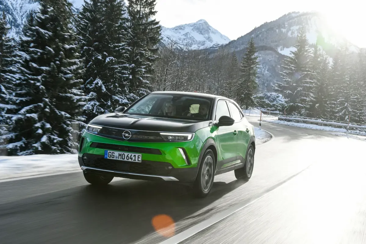 Elettronauti - Opel Mokka Electric - Verde - Esterno - Vista anteriore a tre quarti
